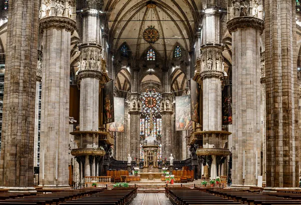 Altar mit Statuen und einem riesigen Glasfenster im Dom. Italien, Mailand — Stockfoto