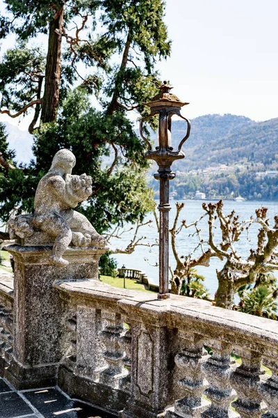 Skulptur på en balustrad i Teresio Olivelli Park. Como, Italien — Stockfoto