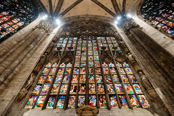 Bunte Buntglasfenster, die im Dom von oben beleuchtet werden. Italien, Mailand — Stockfoto