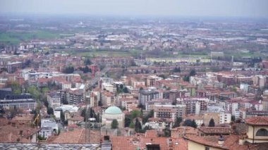 Bergamo şehrinin yeni bölümünün modern binalarına bakın. İtalya