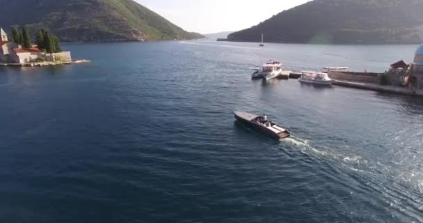 Motorcsónak vitorlázik a tengeren Gospa od Skrpjela és St. George szigetek között. Panoráma — Stock videók