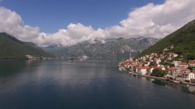 Perast sahilinde kırmızı kiremitli çatıları olan evler. Karadağ