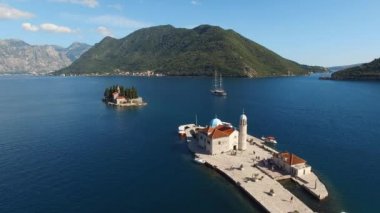 Kotor Körfezi 'ndeki küçük yapay adalar. Perast, Karadağ