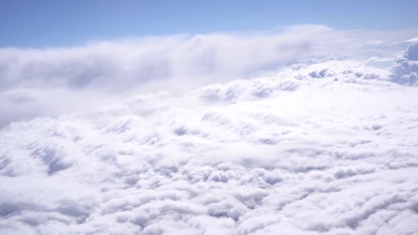 Nubes de cúmulos blancos en el cielo azul detrás del ojo de buey — Vídeos de Stock