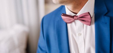 Kotor, Karadağ - 08.06.17: Beyaz gömlekli, mavi ceketli ve bordo papyonlu bir adam. Yakın plan.