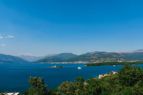 Ilha de Otocic Gospa na baía de turquesa. Montenegro — Fotografia de Stock