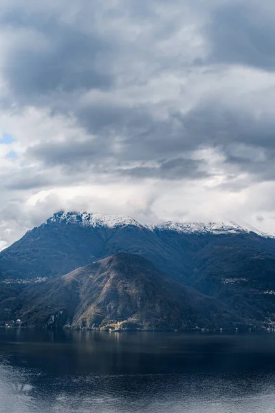 Picchi montuosi con neve sopra la città di Menaggio. Lago di Como, Italia — Foto Stock