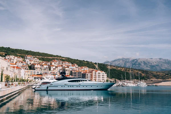 Yate caro está amarrado en el muelle de la bahía de Lustica. Montenegro — Foto de Stock