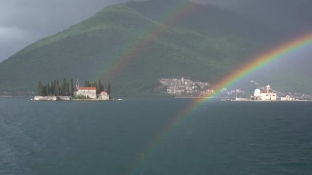 Dubbel regnbåge över öarna Gospa od Skrpjela och St George. Montenegro — Stockvideo