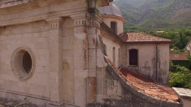 Dak van de Kerk van de Geboorte van de Maagd in de stad Prcanj — Stockvideo