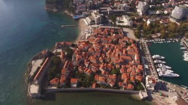Budva 'daki eski evlerin yeşil çatıları. İHA