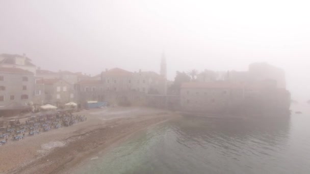 짙은 안개 속의 몬테네그로의 부트바 구 시 가지. 바다에서 바라본 경관 — 비디오