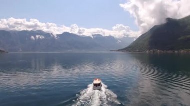 Yolcu feribotu arka planda dağlarla birlikte Kotor Körfezi boyunca gider. Perast, Karadağ