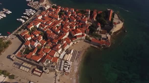Cidade velha de Budva na península com uma doca de barco — Vídeo de Stock