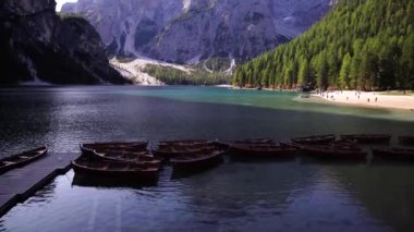 Tekneler Lago di Braies gölünün kıyısında duruyor. İtalya