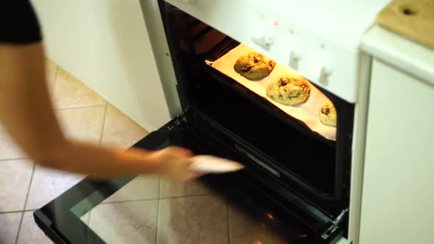 La ragazza tira fuori dal forno biscotti americani pronti con gocce di cioccolato — Video Stock