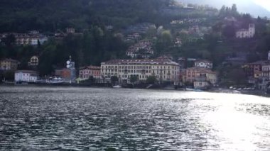 Como Gölü 'ndeki lüks villalar. İtalya