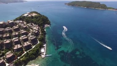 Hotel Dukley ile deniz kenarında bir yarımada. Drone görünümü