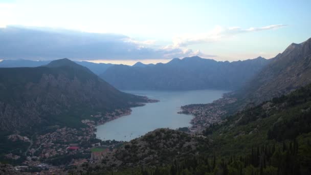 Panoramisch uitzicht van Mount Lovcen naar de oude binnenstad van Kotor en de baai — Stockvideo
