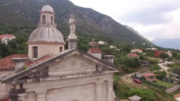 Vedere aeriană a fațadei Bisericii Nașterii Fecioarei din Prcanj. Muntenegru — Videoclip de stoc