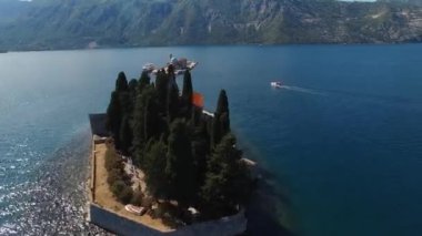 Tekne, körfez boyunca St. George adasından geçiyor. İHA