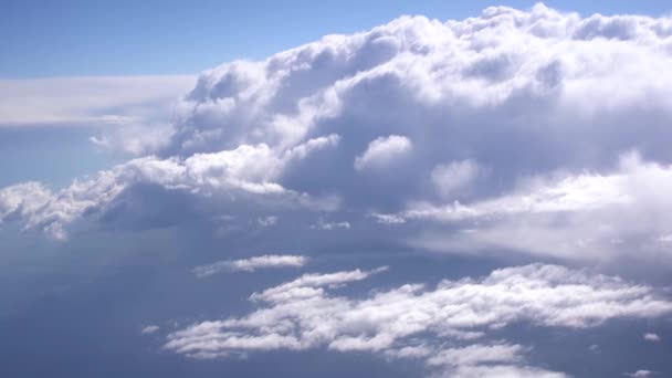 White thick heaping clouds in the blue sky — Stock Video