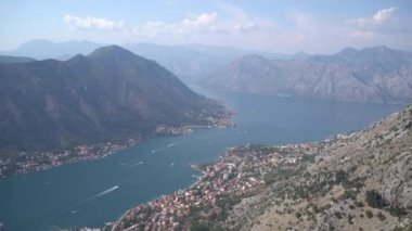 Dağların, denizin ve eski kasabanın panoramik manzarası