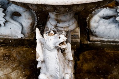 Taş bir kasenin yanında heykel heykeli. Villa Manastırı, İtalya