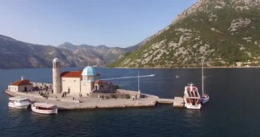 Gemiler ve gemiler Gospa od Skrpjela adasına demirlediler. Drone görünümü