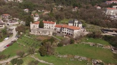 Podmaine manastırının havadan görünüşü. Budva, Karadağ