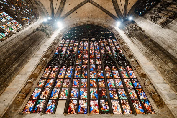 Barevná okna z barevného skla s plastickými rámy v Duomo. Itálie, Milan — Stock fotografie