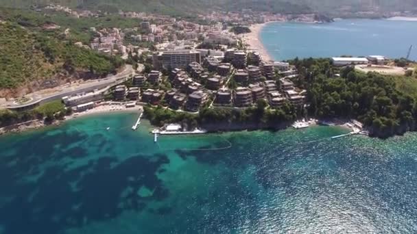Dukley Hotel na costa do mar de Budva com montanhas no fundo — Vídeo de Stock