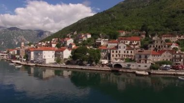 Perast sahilindeki eski binalar. Karadağ