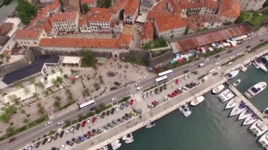 Pistteki Kotor kasabasında araba süren bir İHA 'nın görüntüsü