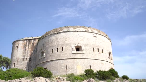 Вид на древнюю крепость Арза в Которском заливе — стоковое видео
