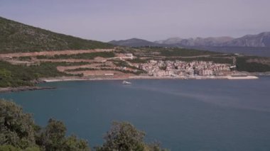 Dağların arka planına karşı Lustica Körfezi Panoraması