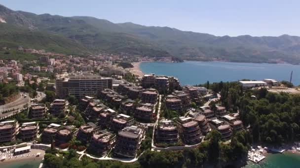 Péninsule avec Hôtel Dukley à côté de la mer dans le contexte d'une autoroute avec des voitures de conduite — Video