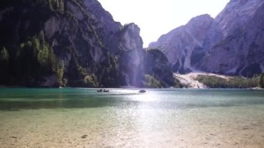 Lago di Braies Gölü 'nün manzarası yüksek dağların arka planına karşı. İtalya
