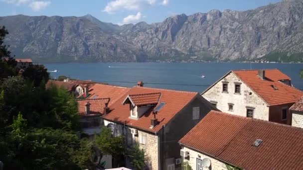 Kilátás Prcanj partjáról a hegyekre és az öbölre. Montenegró — Stock videók