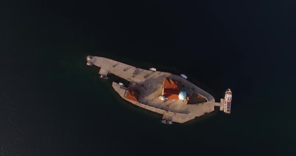 Luftaufnahme eines festgemachten Schiffes vor der kleinen Insel Gospa od Skrpjela — Stockvideo