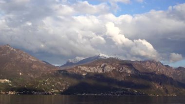 Dağların üzerinde alçak bulutlar. İtalya, Como Gölü
