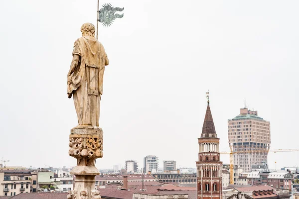 Statua di un uomo con uno stendardo in mano sulla guglia del Duomo. Milano, Italia — Foto Stock