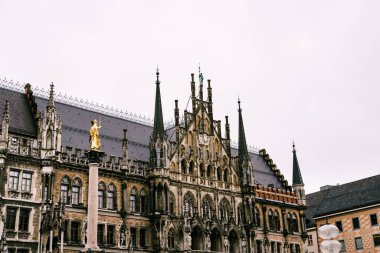 Marienplatz, Münih 'teki Yeni Belediye Binası' nın Gotik kuleleri
