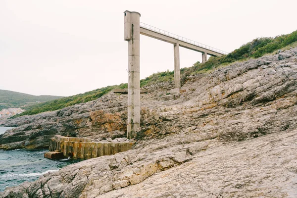바다를 가로지르는 울타리가 있는 콘크리트 다리. 몬테네그로 — 스톡 사진