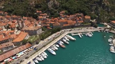 Karadağ 'ın eski Kotor kasabasının kıyısında yatları olan Marina