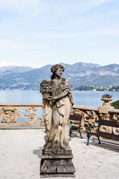 Skulptur på balkongen med utsikt över Comosjön. Villa Balbianello, Italien — Stockfoto