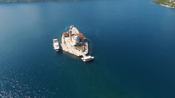 Imbarcazione a motore si trova vicino all'isola di Gospa od Skrpjela. Drone — Video Stock