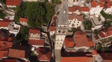 İskeledeki Perast çan kulesinin havadan görüntüsü. Karadağ