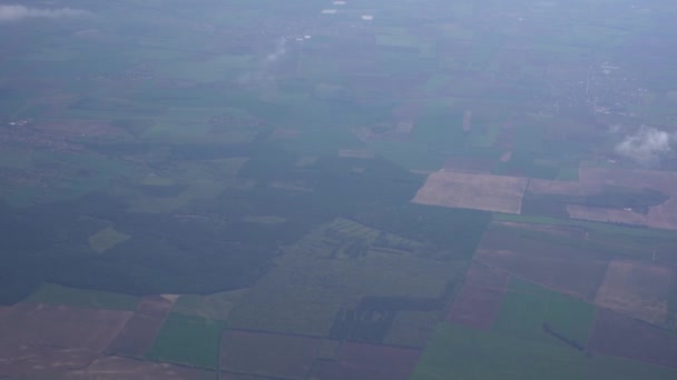 Mezőgazdasági földterületek foltozása a repülőgép ablakából nézve — Stock videók