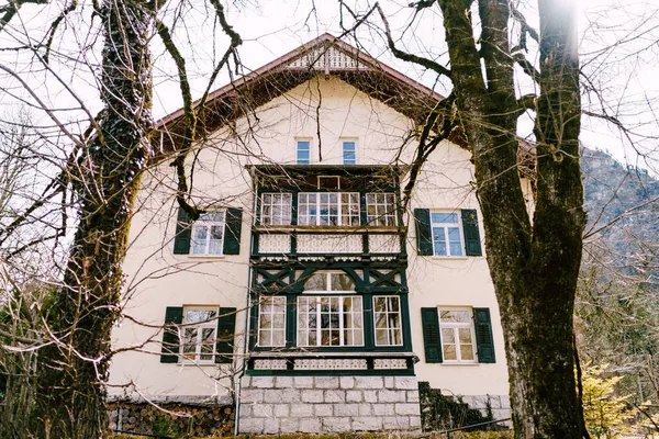 Casa con balcones de madera y persianas en el pueblo de Oberammergau —  Fotos de Stock